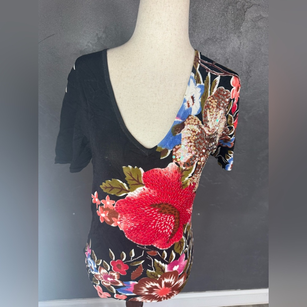 Black Floral V-Neck Short Sleeve Tee with Red Accent Euro top